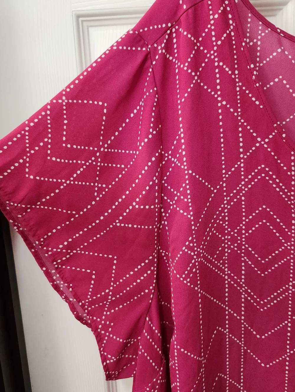 Torrid Fuchsia & White Geometric Polka Dot Print Flutter Sleeve Top Plus Size 5X - Picture 4 of 9